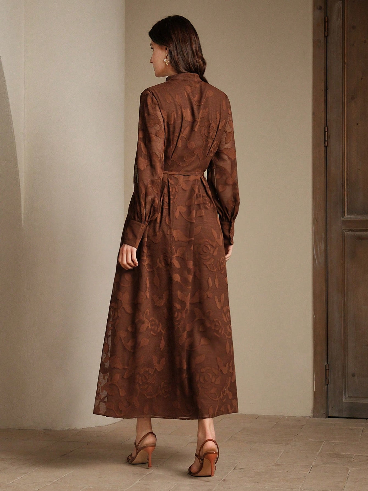 Elegantes Blumenkleid mit V-Ausschnitt, Laternenärmeln und taillierter Passform