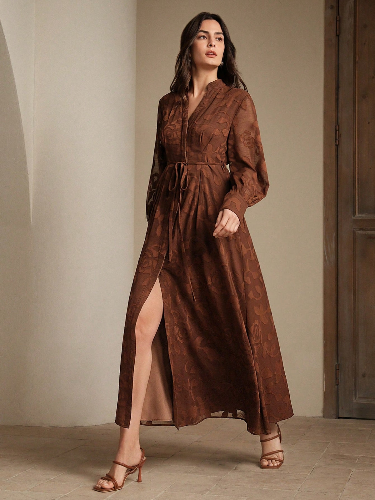 Elegantes Blumenkleid mit V-Ausschnitt, Laternenärmeln und taillierter Passform