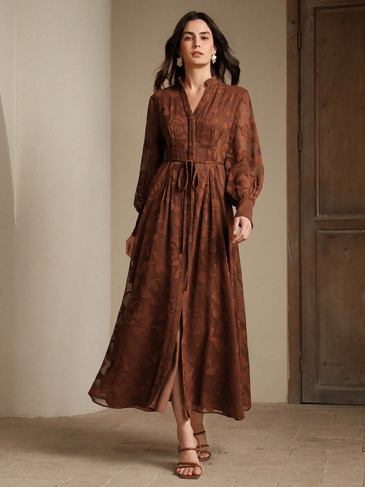 Elegantes Blumenkleid mit V-Ausschnitt, Laternenärmeln und taillierter Passform