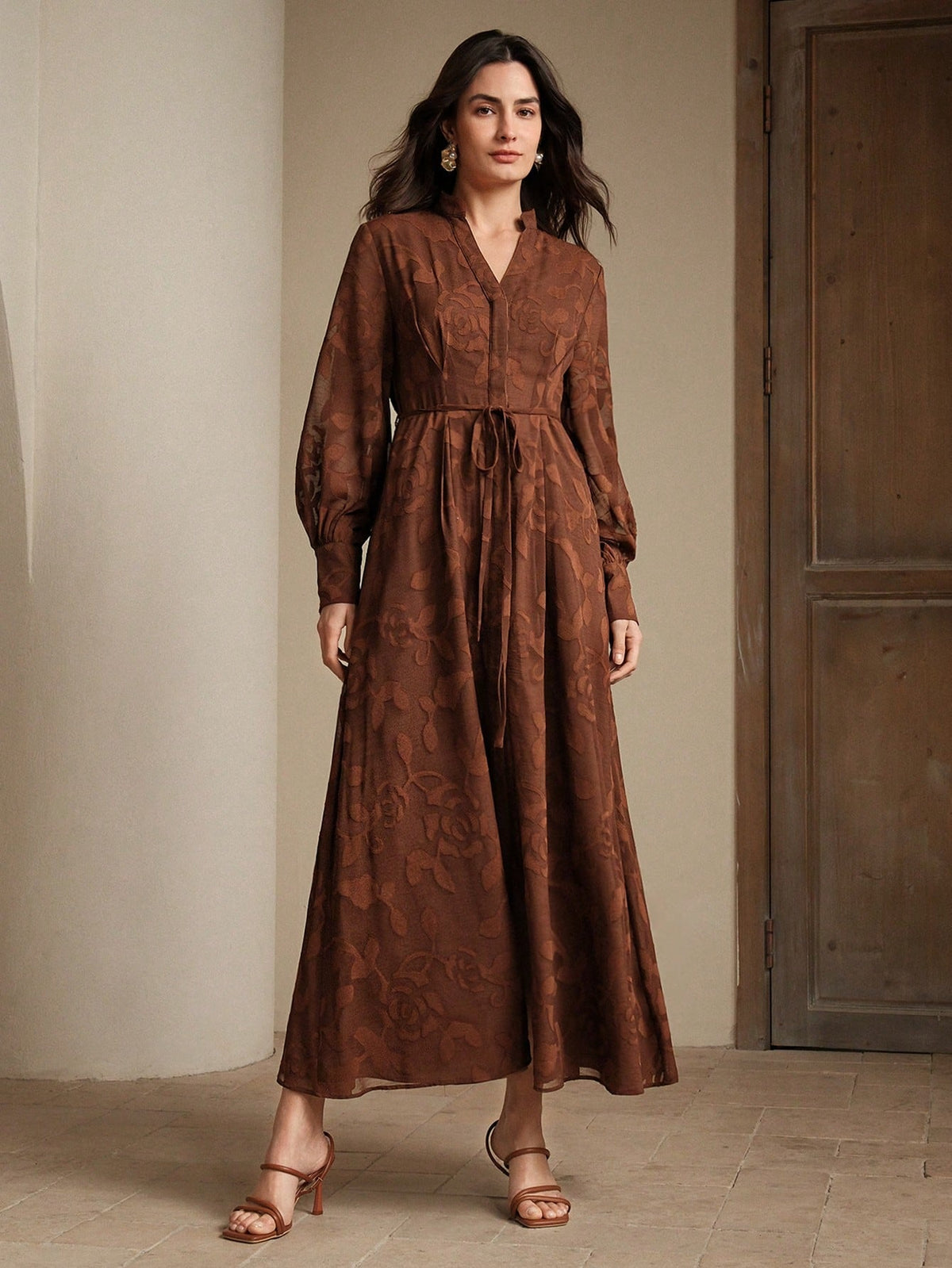 Elegantes Blumenkleid mit V-Ausschnitt, Laternenärmeln und taillierter Passform