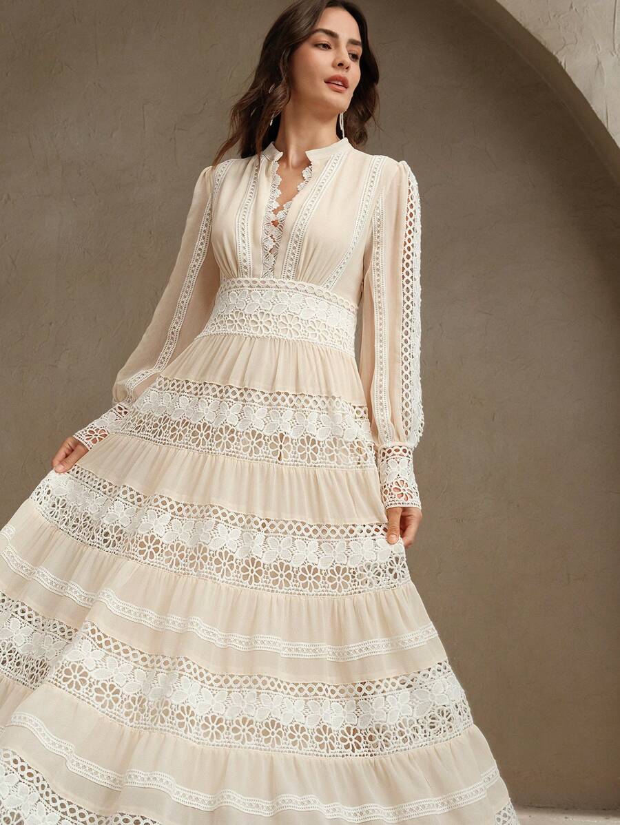 Maxikleid im French-Fashion-Palace-Stil mit Cut-outs und weicher Spitzenborte
