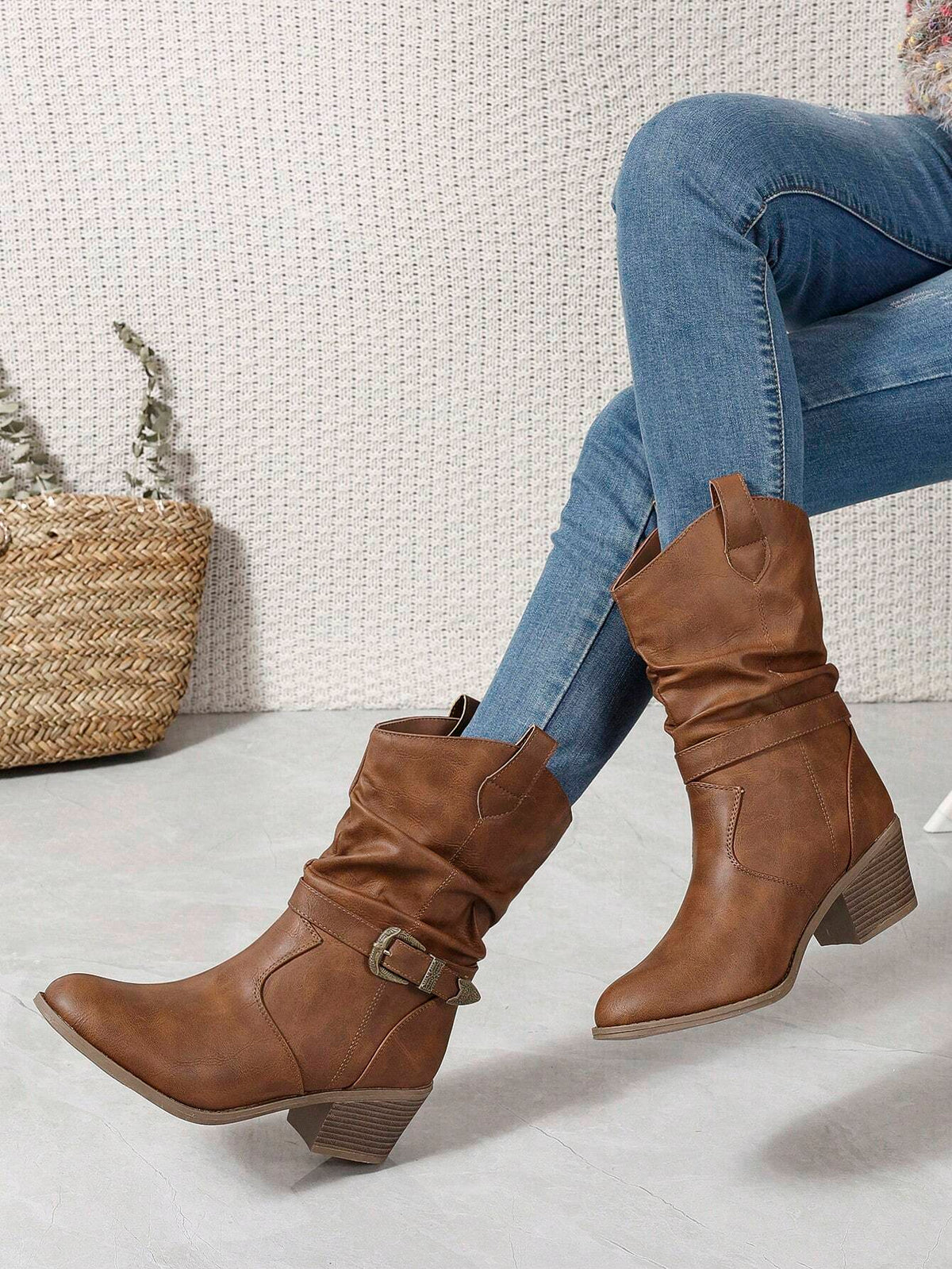 Freizeit-Reitstiefel mit Schnallenverzierung, wadenhoch