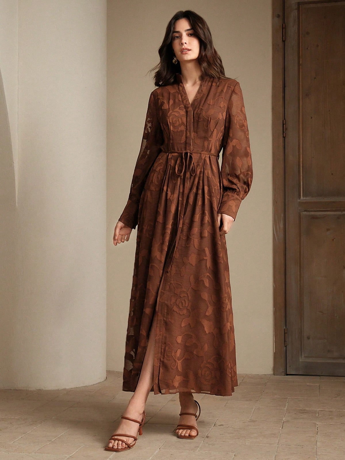 Elegantes Blumenkleid mit V-Ausschnitt, Laternenärmeln und taillierter Passform