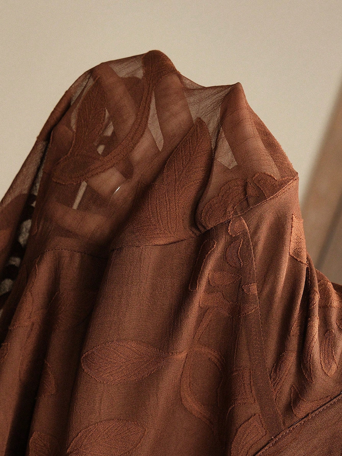 Elegantes Blumenkleid mit V-Ausschnitt, Laternenärmeln und taillierter Passform