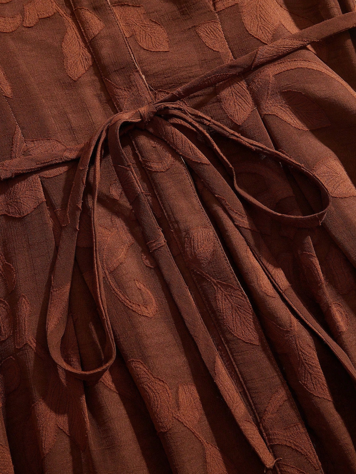 Elegantes Blumenkleid mit V-Ausschnitt, Laternenärmeln und taillierter Passform