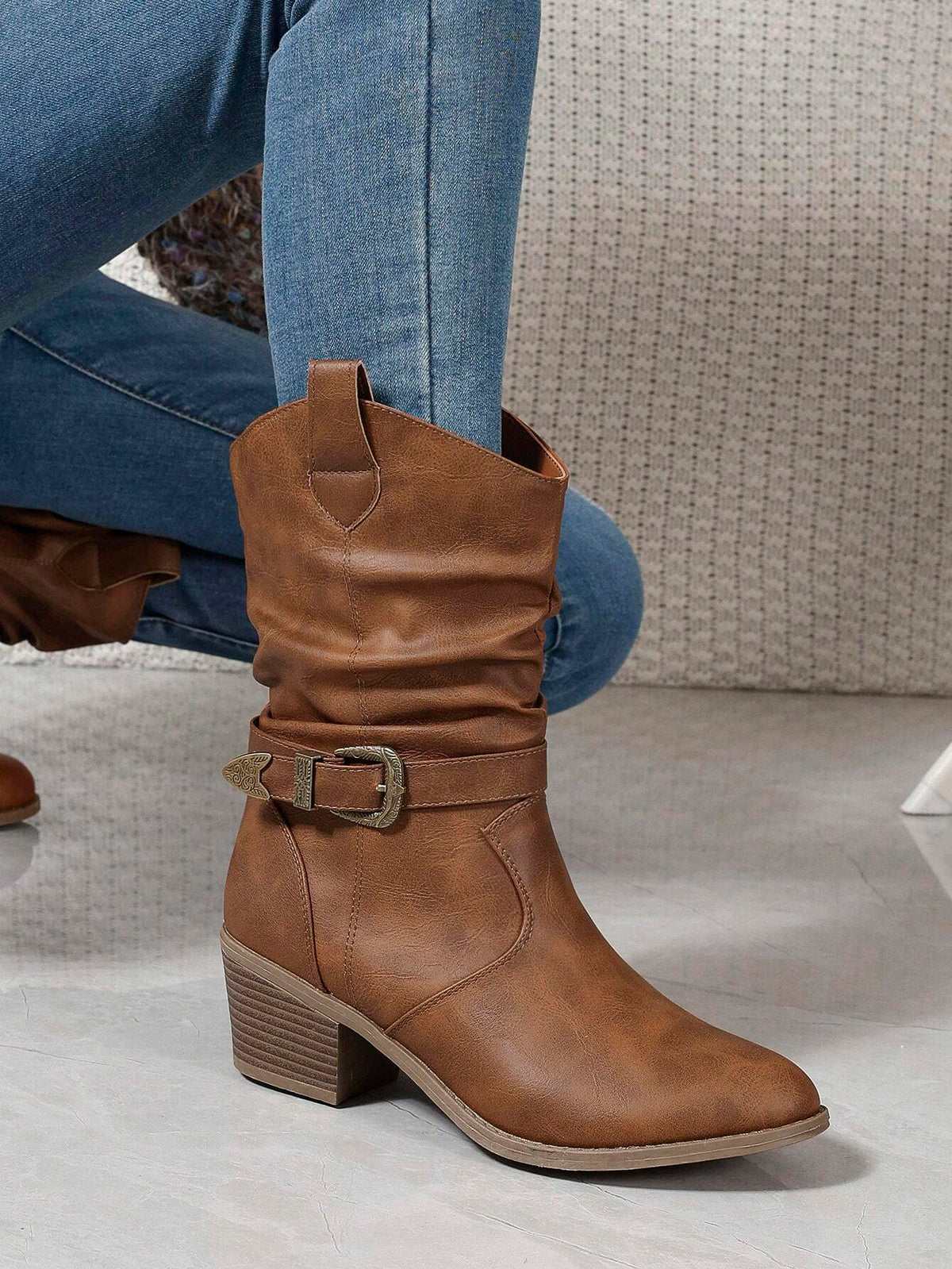Freizeit-Reitstiefel mit Schnallenverzierung, wadenhoch