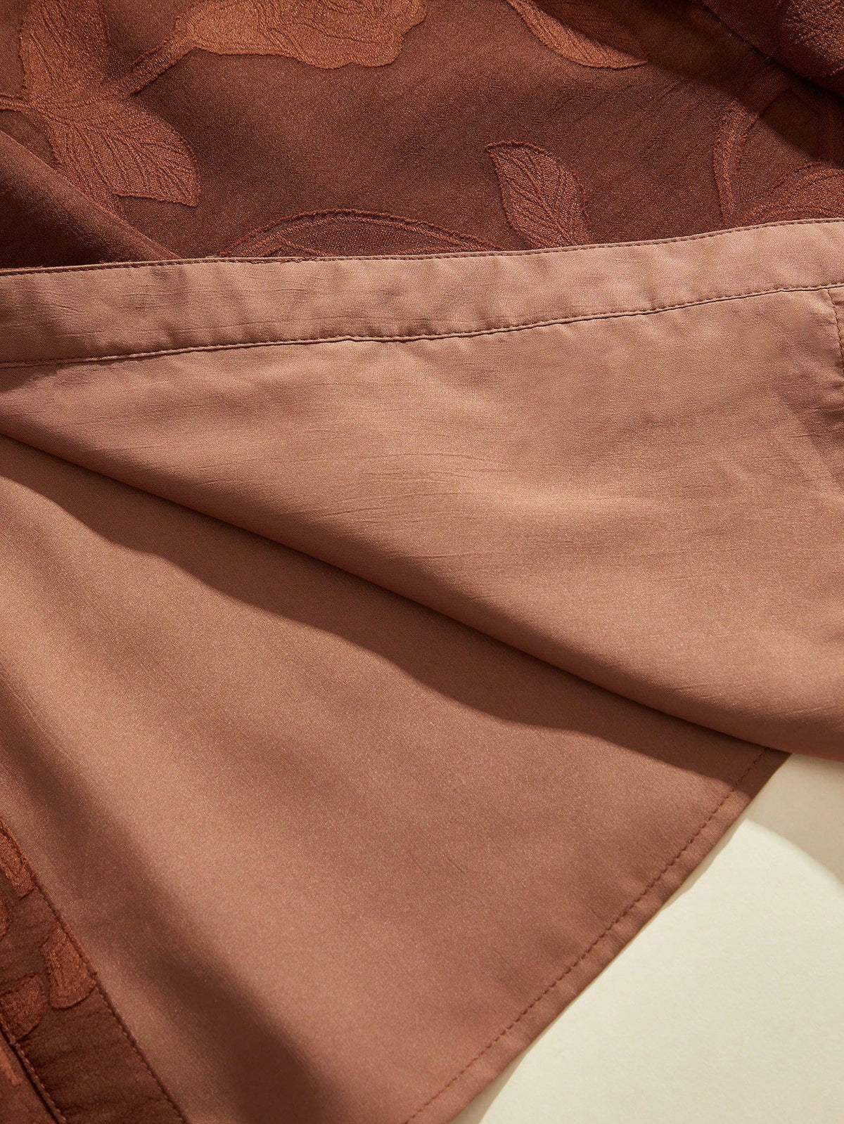 Elegantes Blumenkleid mit V-Ausschnitt, Laternenärmeln und taillierter Passform
