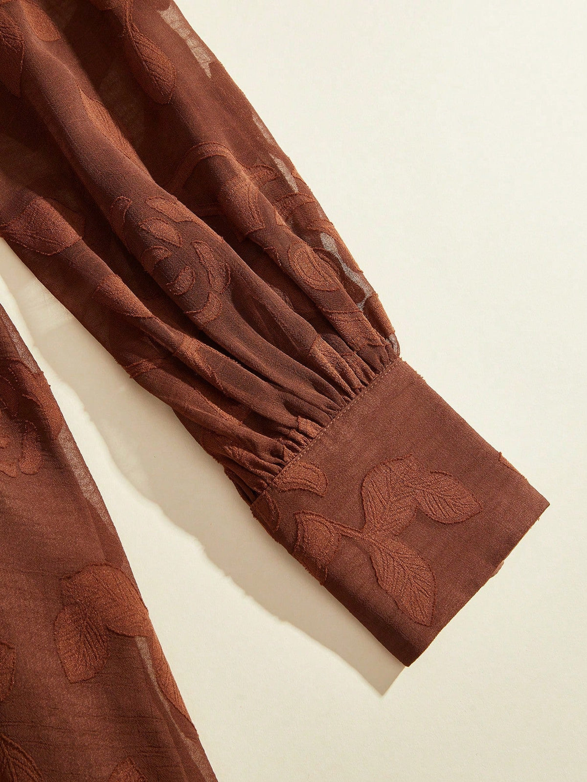 Elegantes Blumenkleid mit V-Ausschnitt, Laternenärmeln und taillierter Passform