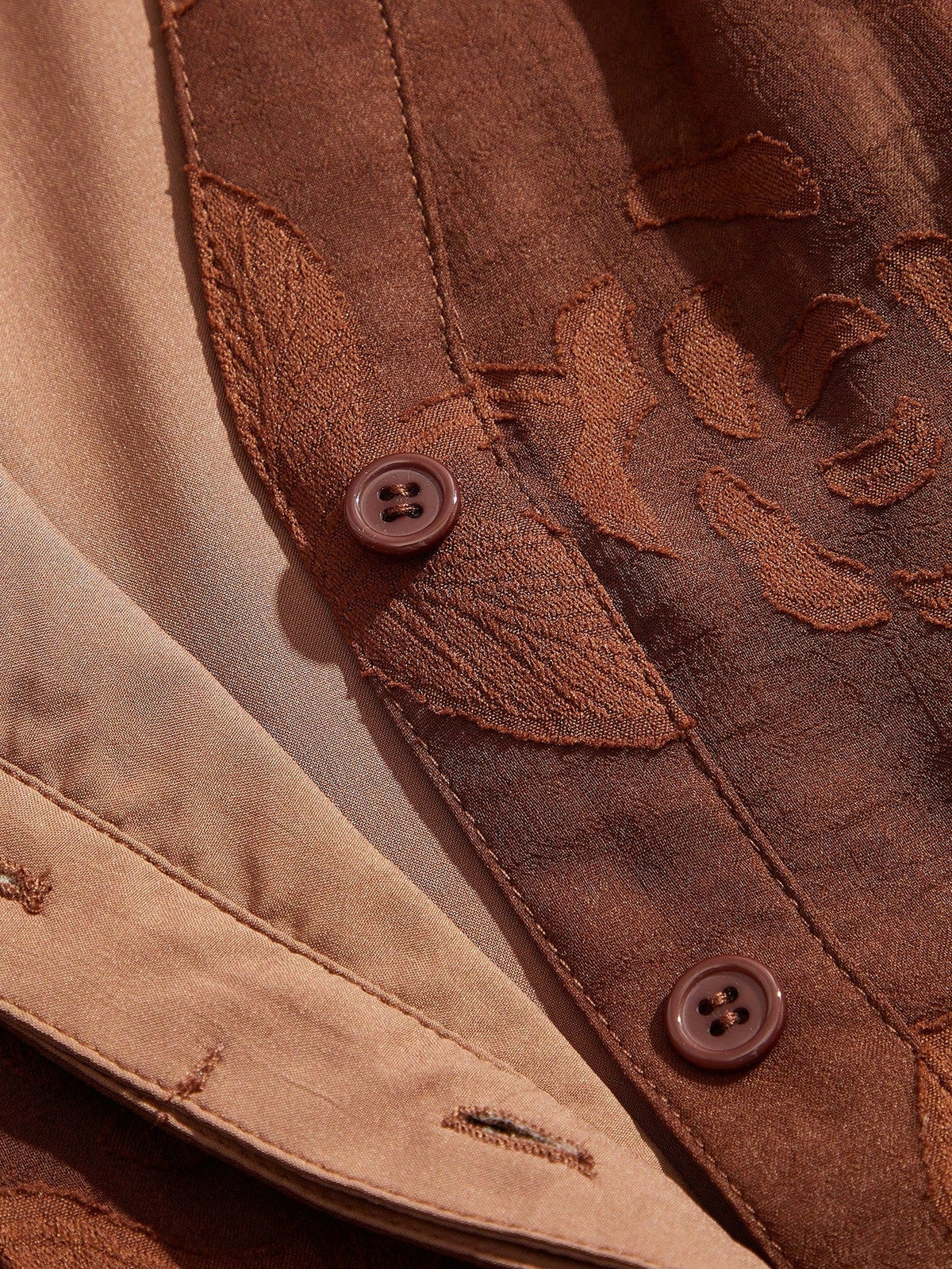 Elegantes Blumenkleid mit V-Ausschnitt, Laternenärmeln und taillierter Passform