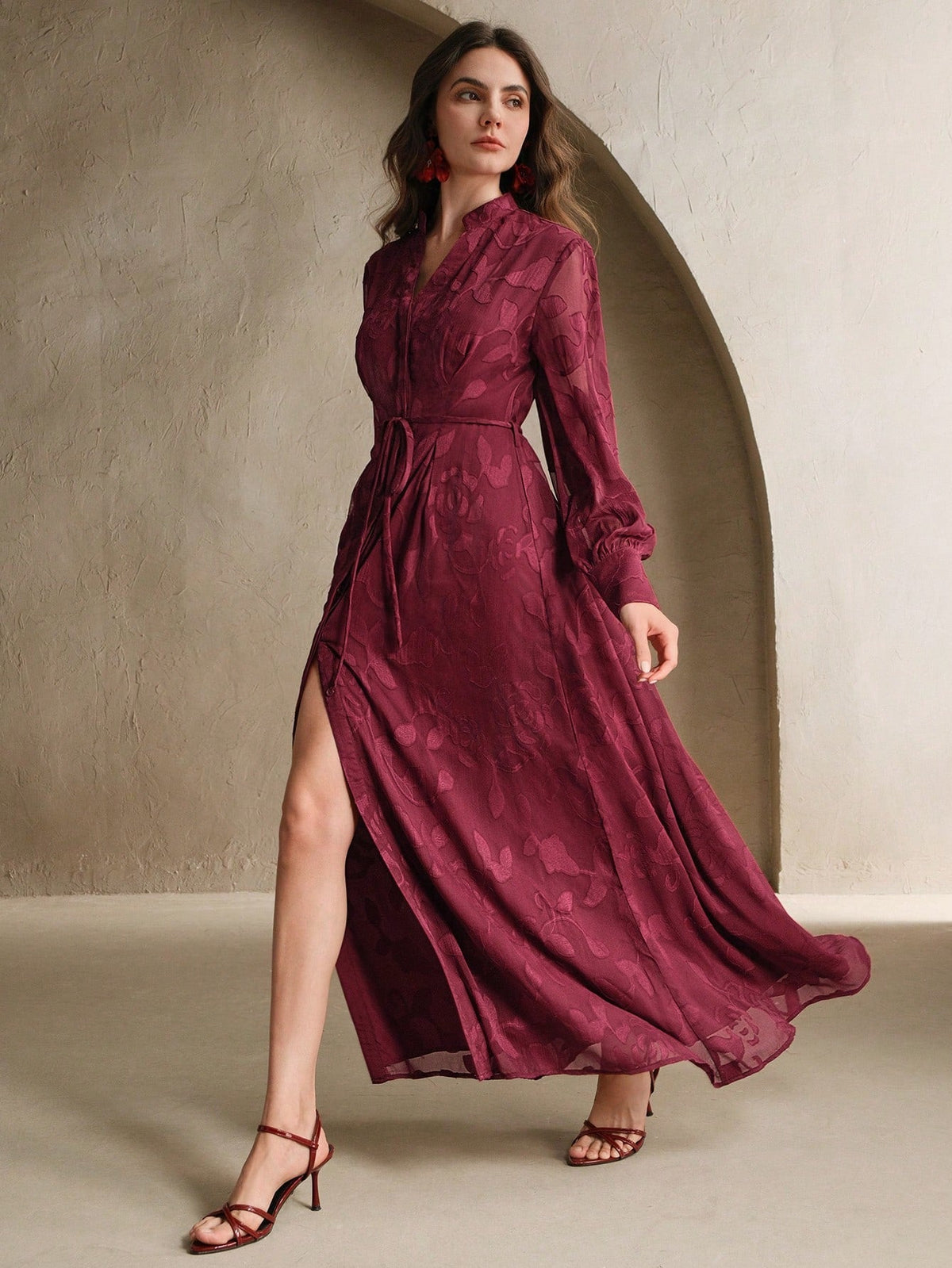 Elegantes Blumenkleid mit V-Ausschnitt, Laternenärmeln und taillierter Passform
