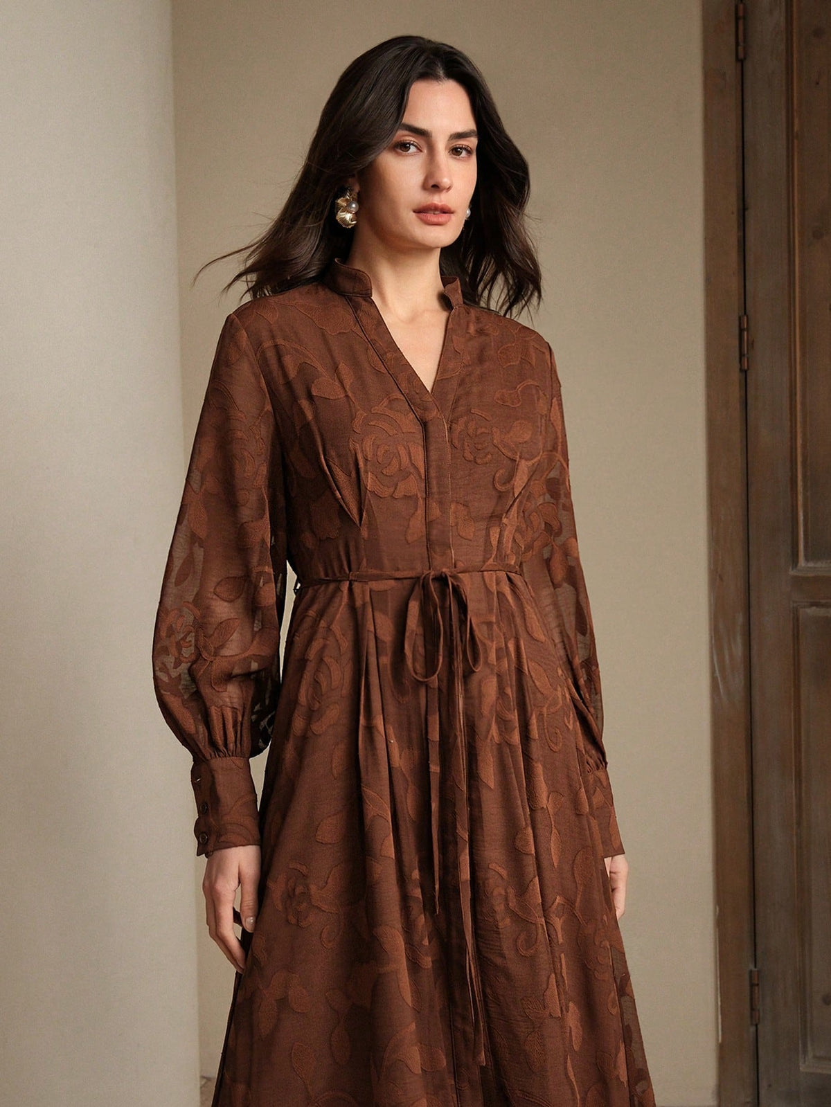 Elegantes Blumenkleid mit V-Ausschnitt, Laternenärmeln und taillierter Passform