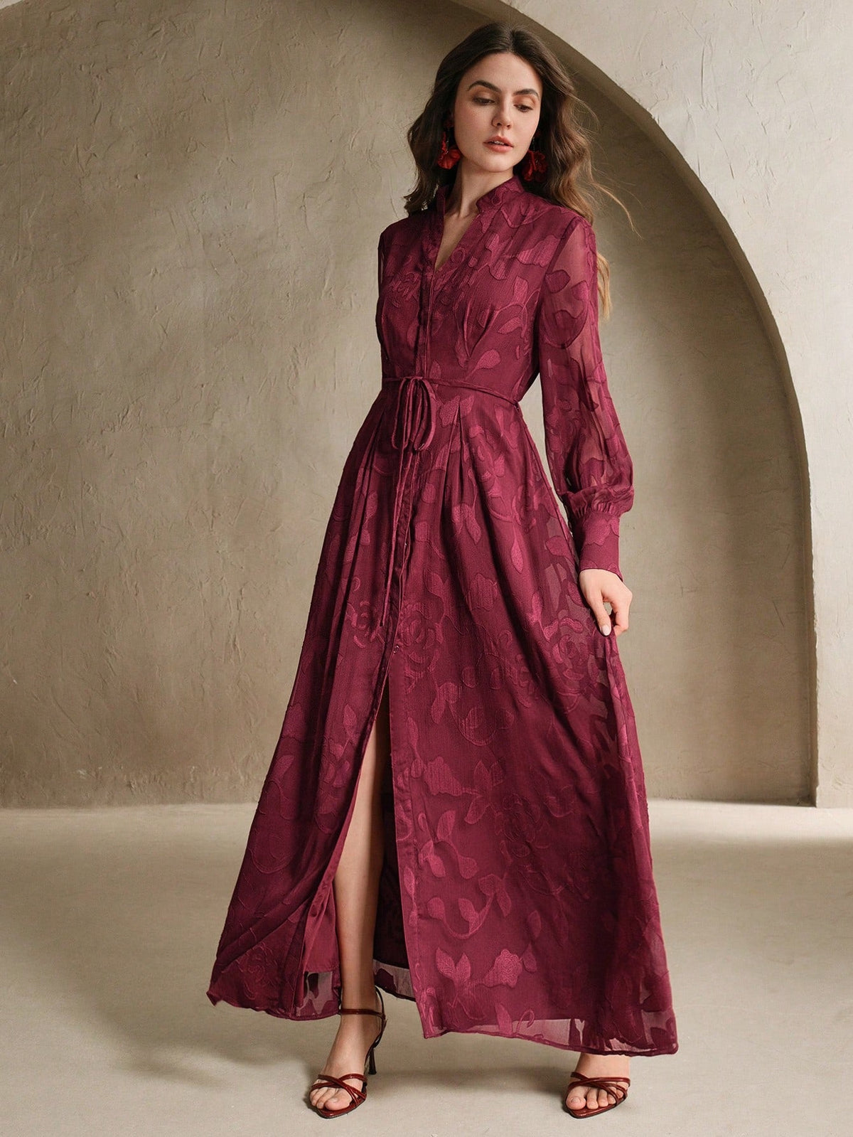 Elegantes Blumenkleid mit V-Ausschnitt, Laternenärmeln und taillierter Passform