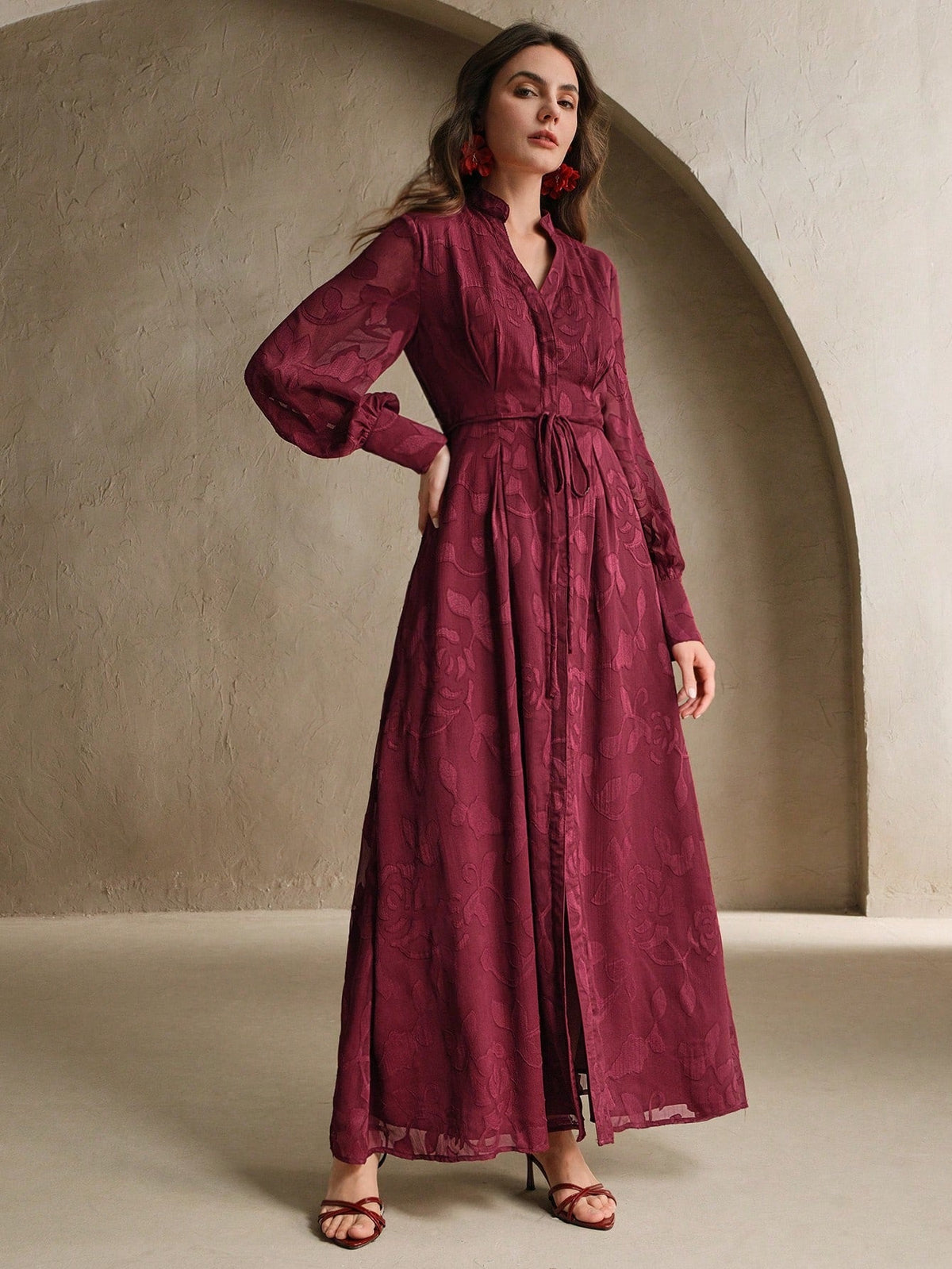 Elegantes Blumenkleid mit V-Ausschnitt, Laternenärmeln und taillierter Passform