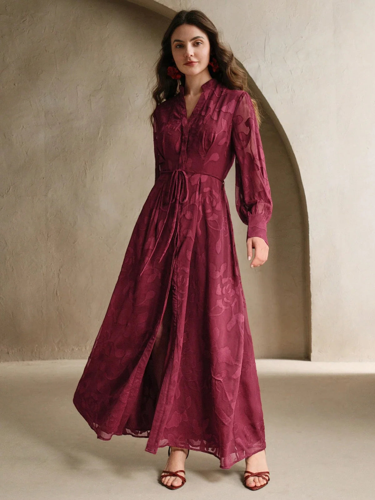 Elegantes Blumenkleid mit V-Ausschnitt, Laternenärmeln und taillierter Passform