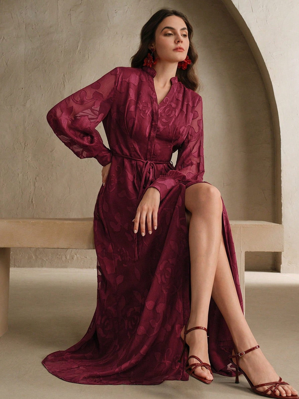 Elegantes Blumenkleid mit V-Ausschnitt, Laternenärmeln und taillierter Passform