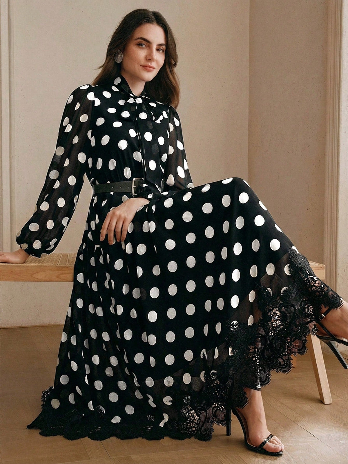 Elegantes Damen-Kleid aus Chiffon mit Polka-Dot-Muster, Spitzendetails und Bindegürtel