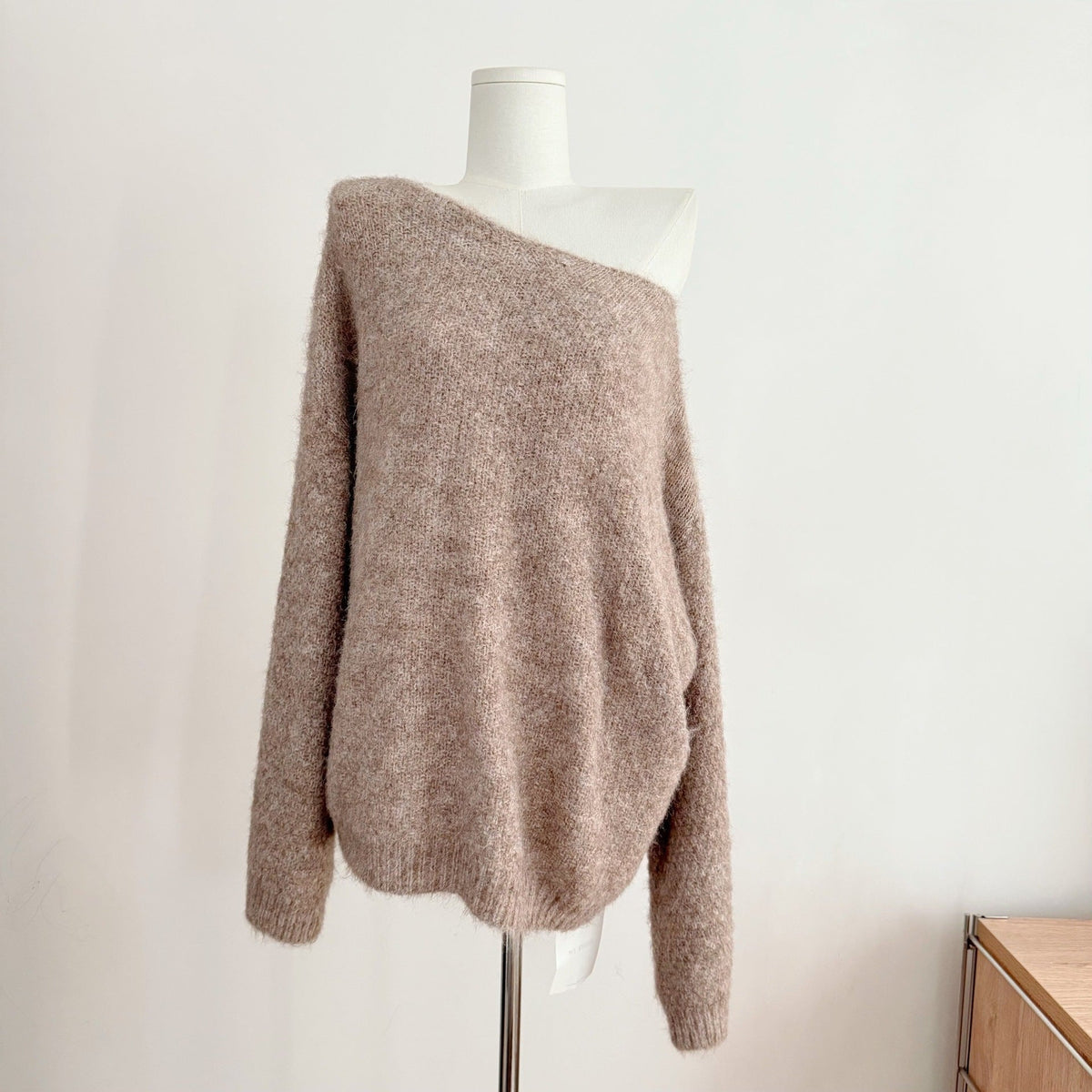 Schulterfreier weiter Pullover